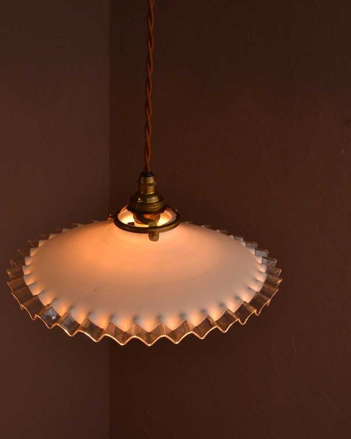 ペンダントライト　照明・ライティング　ミルクガラスのフリルシェード、アンティークペンダントライト（コード・シャンデリア電球・ギャラリーA付き）。。(m-3518-z)