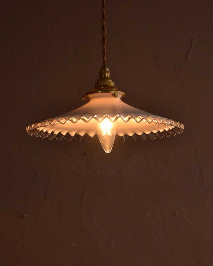 ペンダントライト　照明・ライティング　ミルクガラスのフランスのアンティークペンダントライト(コード・シャンデリア電球・ギャラリーA付き) 。。(m-3519-z)