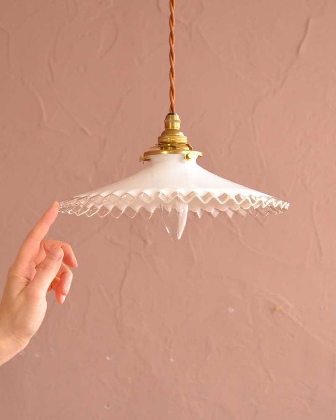 ペンダントライト　照明・ライティング　ミルクガラスのフランスのアンティークペンダントライト(コード・シャンデリア電球・ギャラリーA付き) 。。(m-3519-z)