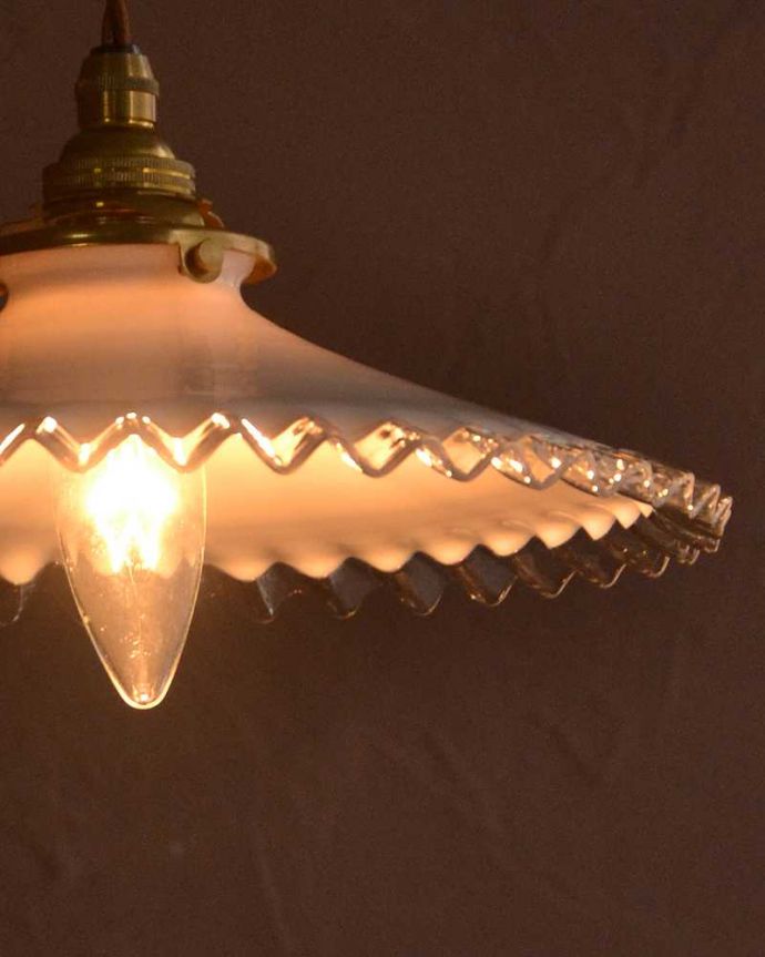 ペンダントライト　照明・ライティング　ミルクガラスのフランスのアンティークペンダントライト(コード・シャンデリア電球・ギャラリーA付き) 。。(m-3519-z)