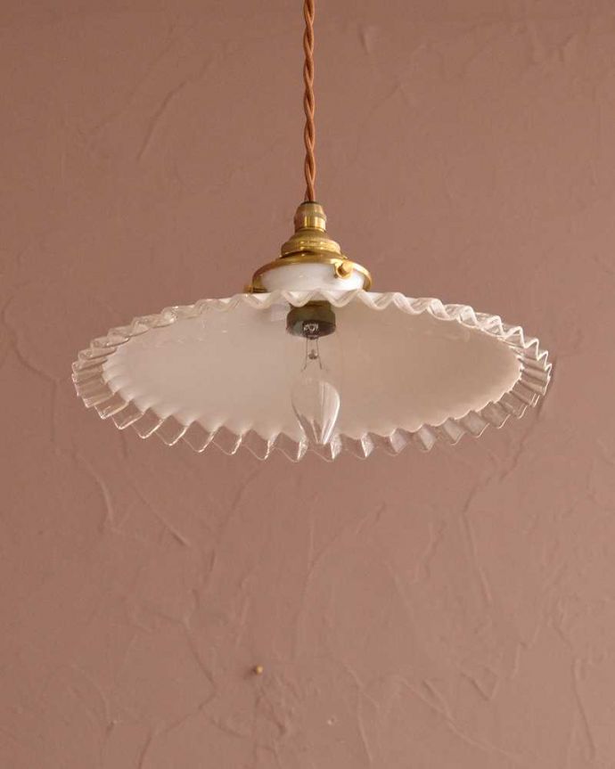 ペンダントライト　照明・ライティング　ミルクガラスのフランスのアンティークペンダントライト(コード・シャンデリア電球・ギャラリーA付き) 。。(m-3519-z)
