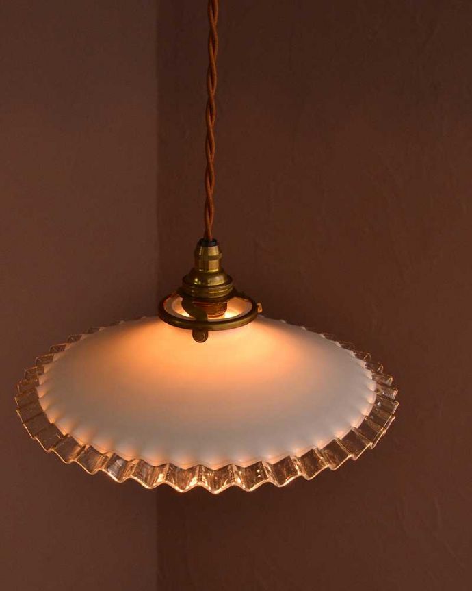 ペンダントライト　照明・ライティング　ミルクガラスのフランスのアンティークペンダントライト(コード・シャンデリア電球・ギャラリーA付き) 。。(m-3519-z)