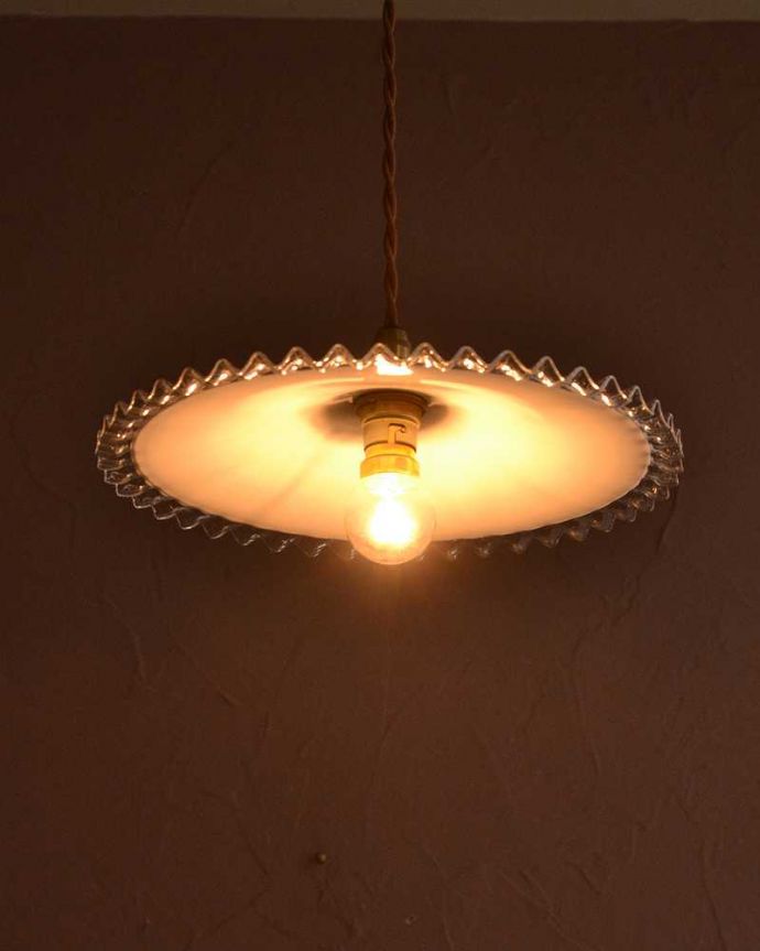 ペンダントライト　照明・ライティング　フリルシェードのアンティークペンダントライト（コード・シャンデリア球・ギャラリーなし）。。(m-3520-z)