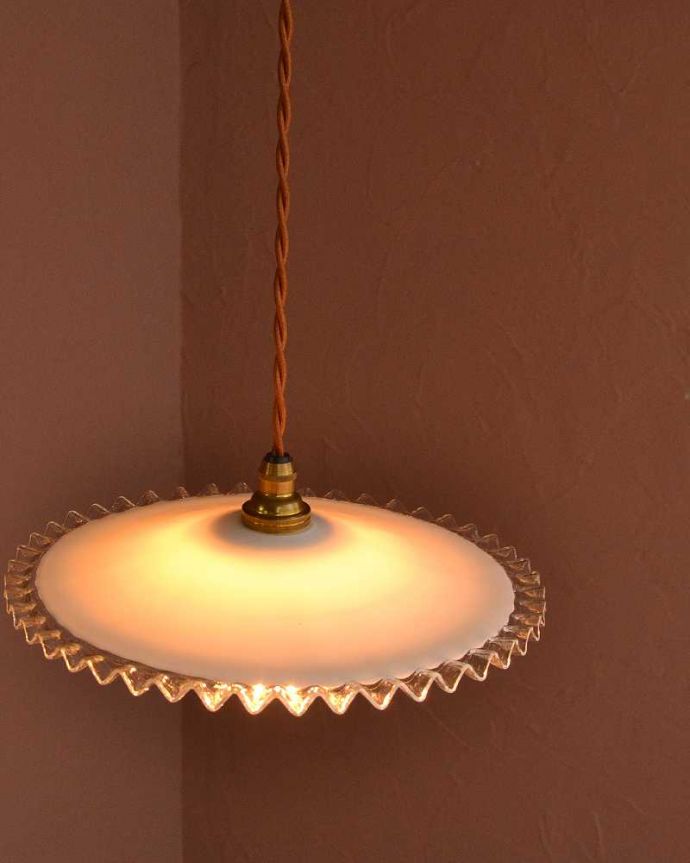 ペンダントライト　照明・ライティング　フリルシェードのアンティークペンダントライト（コード・シャンデリア球・ギャラリーなし）。。(m-3520-z)