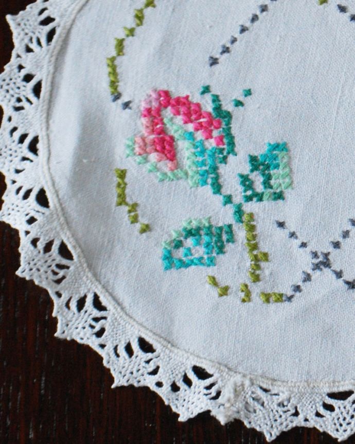 アンティーク 布製の雑貨 アンティーク雑貨 お花の刺繍が施された可愛らしいアンティークの雑貨、ドイリー。一枚一枚、大切に手作りされました。(m-3539-z)