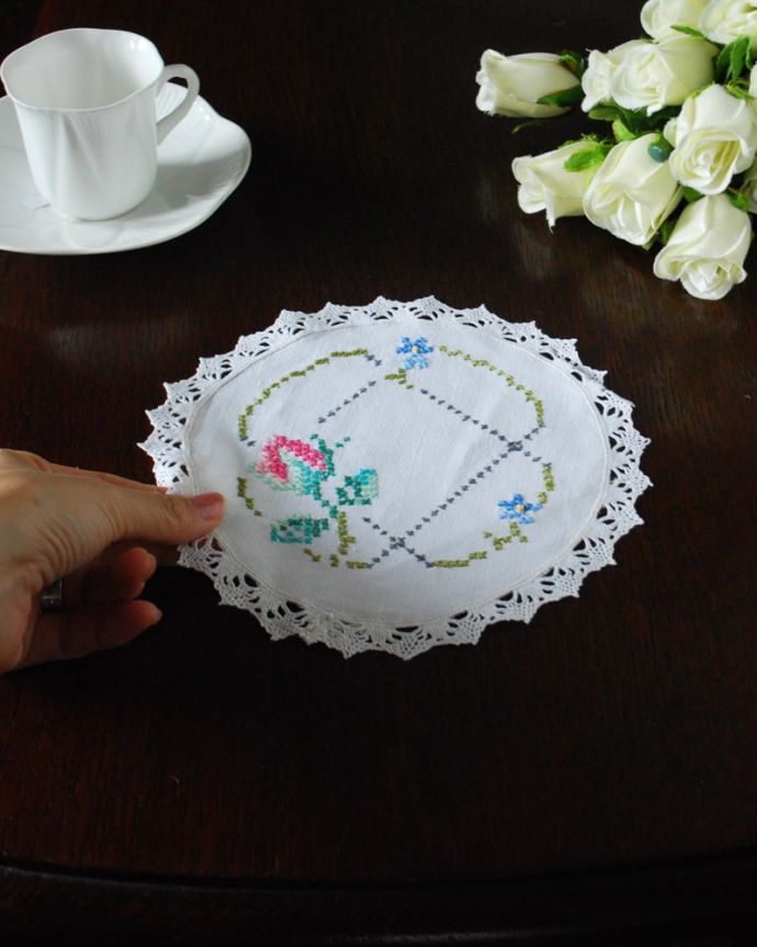 アンティーク 布製の雑貨 アンティーク雑貨 お花の刺繍が施された可愛らしいアンティークの雑貨、ドイリー。コンディションの良いものだけを選びましたアンティークなので、多少の汚れやシミがある場合がありますが、キレイなものだけを選んできました。(m-3539-z)