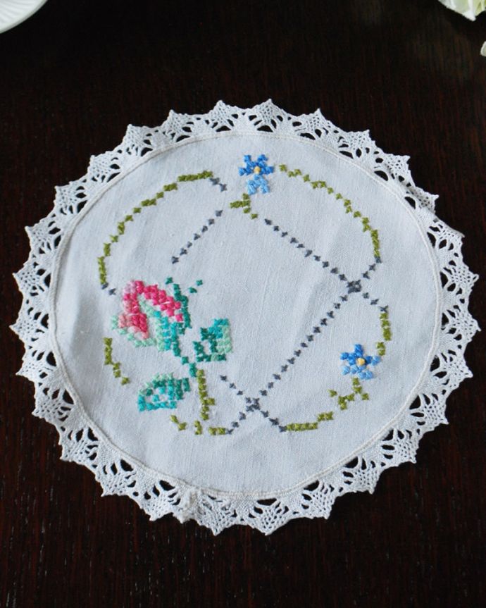 アンティーク 布製の雑貨 アンティーク雑貨 お花の刺繍が施された可愛らしいアンティークの雑貨、ドイリー。上から見ると・・・こんな形のドイリーです。(m-3539-z)