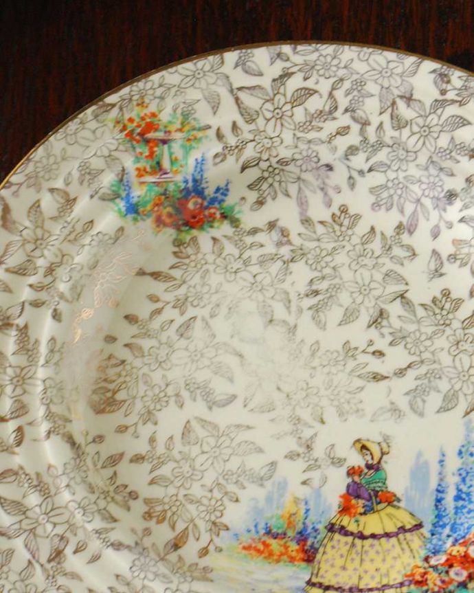 アンティーク 陶磁器の雑貨　アンティーク雑貨　キラキラ輝く小花柄が華やかな、チンツ模様のアンティークプレート。一番使いやすいサイズのパンプレート食事の時、パンを乗せるために使われるプレートは、一番使いやすく実用的な大きさ。(m-3550-z)