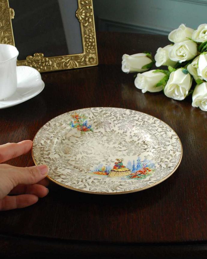 アンティーク 陶磁器の雑貨　アンティーク雑貨　キラキラ輝く小花柄が華やかな、チンツ模様のアンティークプレート。飾って使って楽しむアンティーク実用的に一番使いやすいサイズ。(m-3550-z)