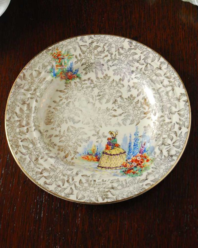 アンティーク 陶磁器の雑貨　アンティーク雑貨　キラキラ輝く小花柄が華やかな、チンツ模様のアンティークプレート。上から見るとこんな感じです状態のいいものだけを選んでいますが、アンティークなのでキズや欠けがある場合があります。(m-3550-z)