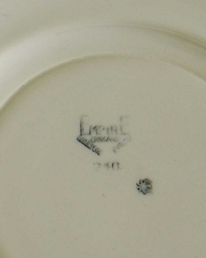 アンティーク 陶磁器の雑貨　アンティーク雑貨　キラキラ輝く小花柄が華やかな、チンツ模様のアンティークプレート。裏側には品質の証製造メーカー保証の意味がこもった窯印、ポーセリンマークがあります。(m-3550-z)