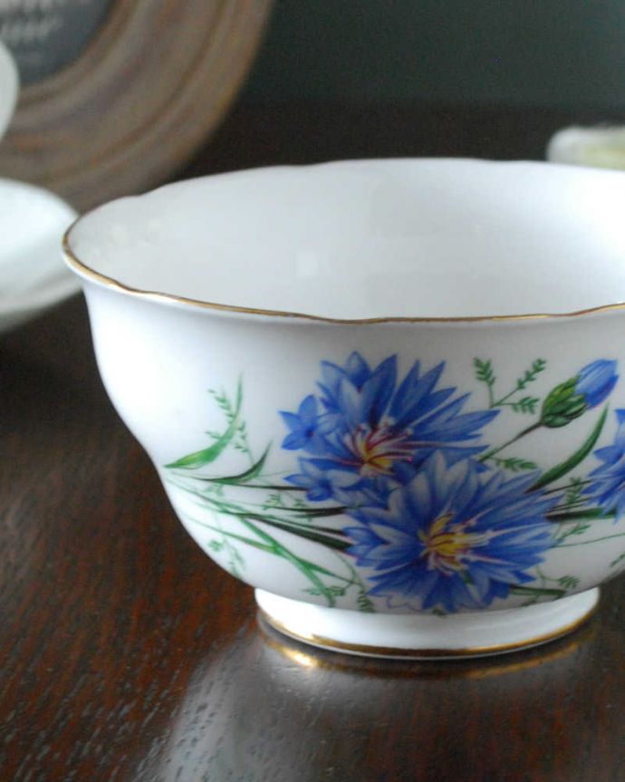 アンティーク 陶磁器の雑貨　アンティーク雑貨　ブルーのお花が美しいイギリス英国のロイヤルベールのアンティークシュガーポット。お茶の時間を華やかにしてくれるアンティークティータイムを楽しむための茶道具の一つシュガーボウル。(m-3552-z)