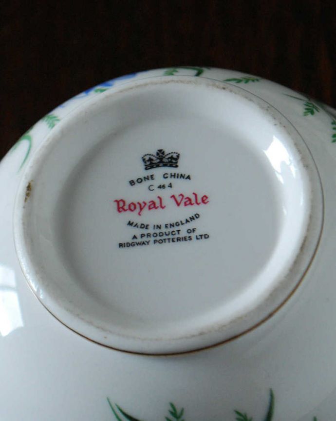 アンティーク 陶磁器の雑貨　アンティーク雑貨　ブルーのお花が美しいイギリス英国のロイヤルベールのアンティークシュガーポット。裏側のポーセリンマーク製造メーカー保証の意味がこもった窯印、ポーセリンマークがあります。(m-3552-z)