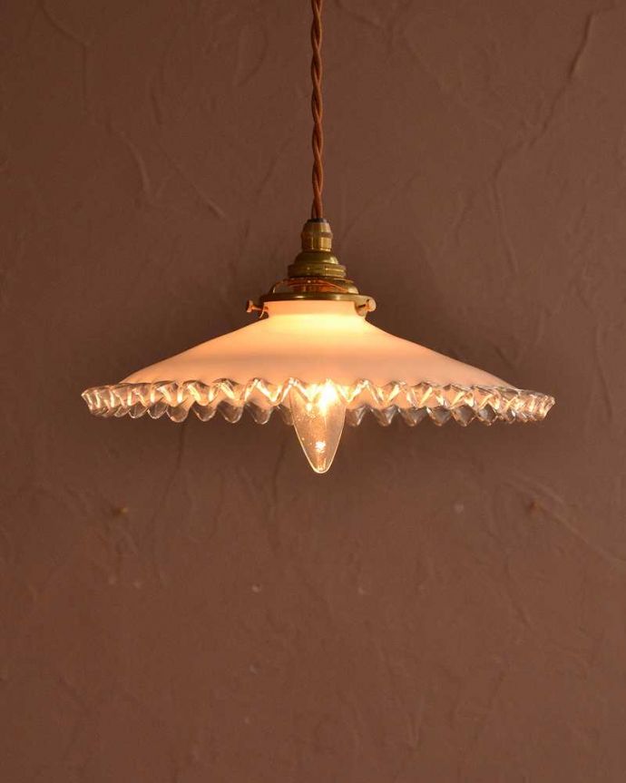 ペンダントライト　照明・ライティング　ミルクガラスのフリルシェード、フランスのアンティークペンダントライト(コード・シャンデリア電球・ギャラリーA付き) 。。(m-3561-z)