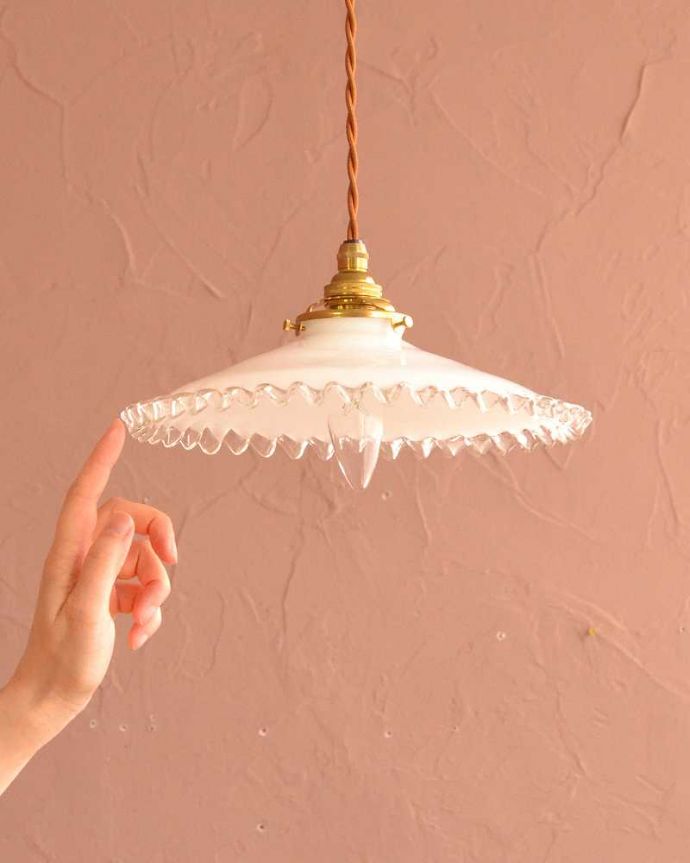 ペンダントライト　照明・ライティング　ミルクガラスのフリルシェード、フランスのアンティークペンダントライト(コード・シャンデリア電球・ギャラリーA付き) 。。(m-3561-z)