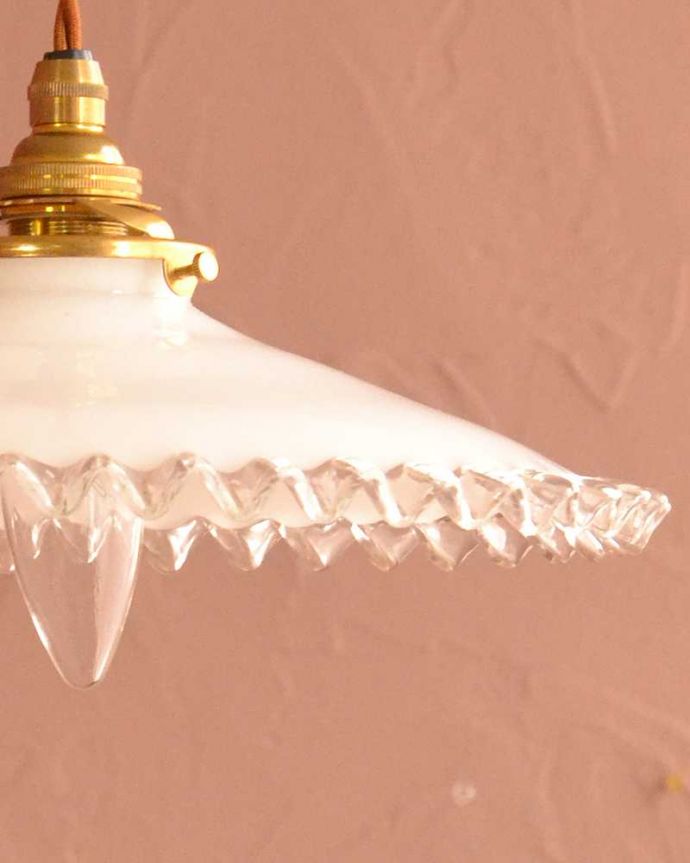 ペンダントライト　照明・ライティング　ミルクガラスのフリルシェード、フランスのアンティークペンダントライト(コード・シャンデリア電球・ギャラリーA付き) 。。(m-3561-z)