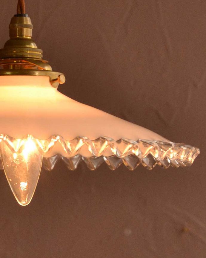 ペンダントライト　照明・ライティング　ミルクガラスのフリルシェード、フランスのアンティークペンダントライト(コード・シャンデリア電球・ギャラリーA付き) 。。(m-3561-z)