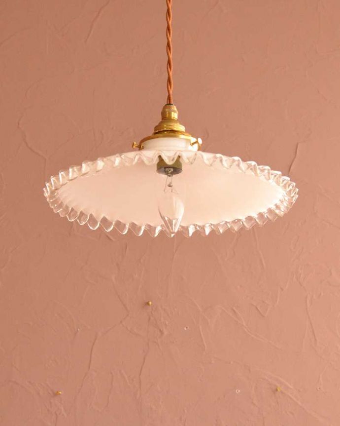 ペンダントライト　照明・ライティング　ミルクガラスのフリルシェード、フランスのアンティークペンダントライト(コード・シャンデリア電球・ギャラリーA付き) 。。(m-3561-z)