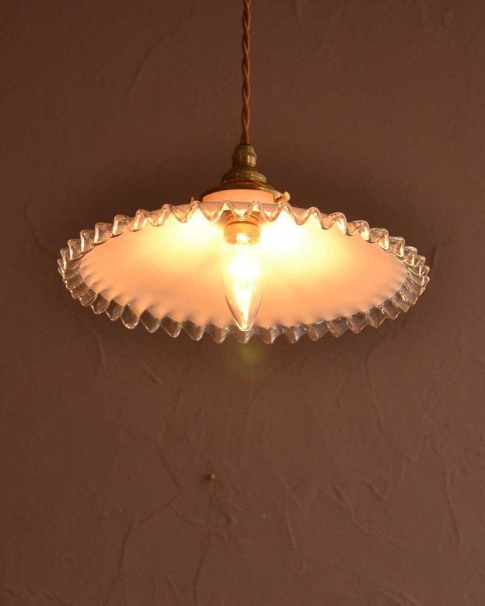 ペンダントライト　照明・ライティング　ミルクガラスのフリルシェード、フランスのアンティークペンダントライト(コード・シャンデリア電球・ギャラリーA付き) 。。(m-3561-z)