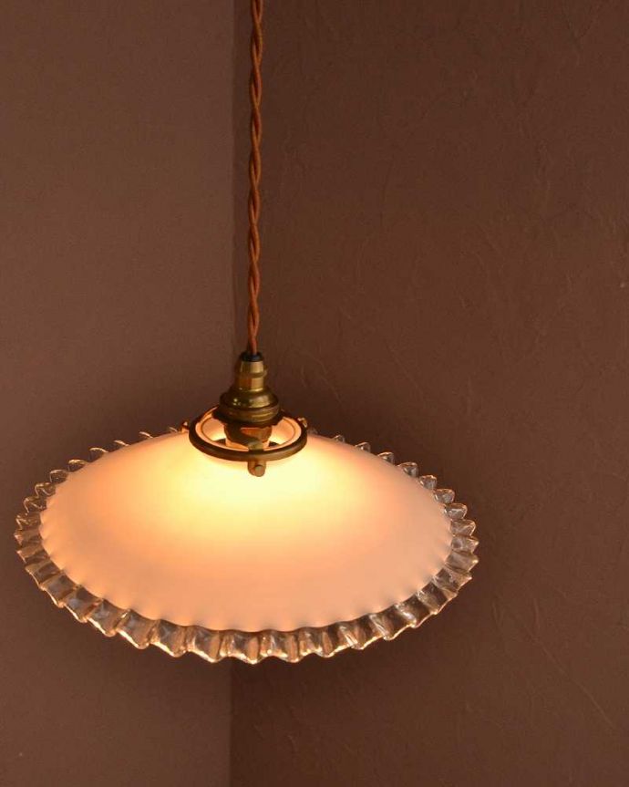ペンダントライト　照明・ライティング　ミルクガラスのフリルシェード、フランスのアンティークペンダントライト(コード・シャンデリア電球・ギャラリーA付き) 。。(m-3561-z)