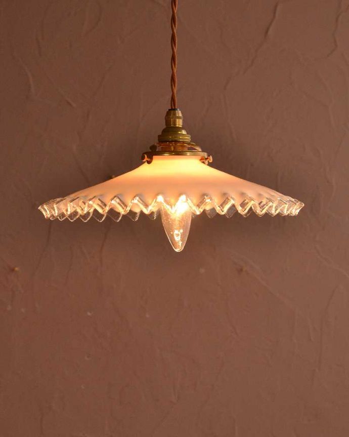 ペンダントライト　照明・ライティング　ミルクガラス照明、フリルが可愛いアンティークペンダントライト（コード・シャンデリア電球・ギャラリーA付き）。。(m-3562-z)