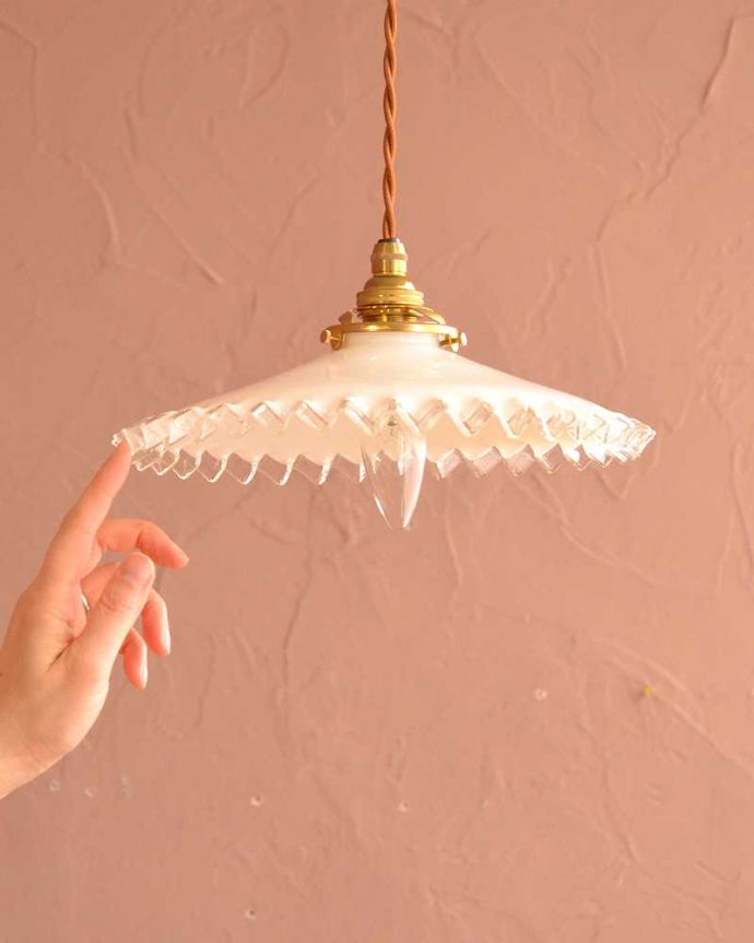 ペンダントライト　照明・ライティング　ミルクガラス照明、フリルが可愛いアンティークペンダントライト（コード・シャンデリア電球・ギャラリーA付き）。。(m-3562-z)