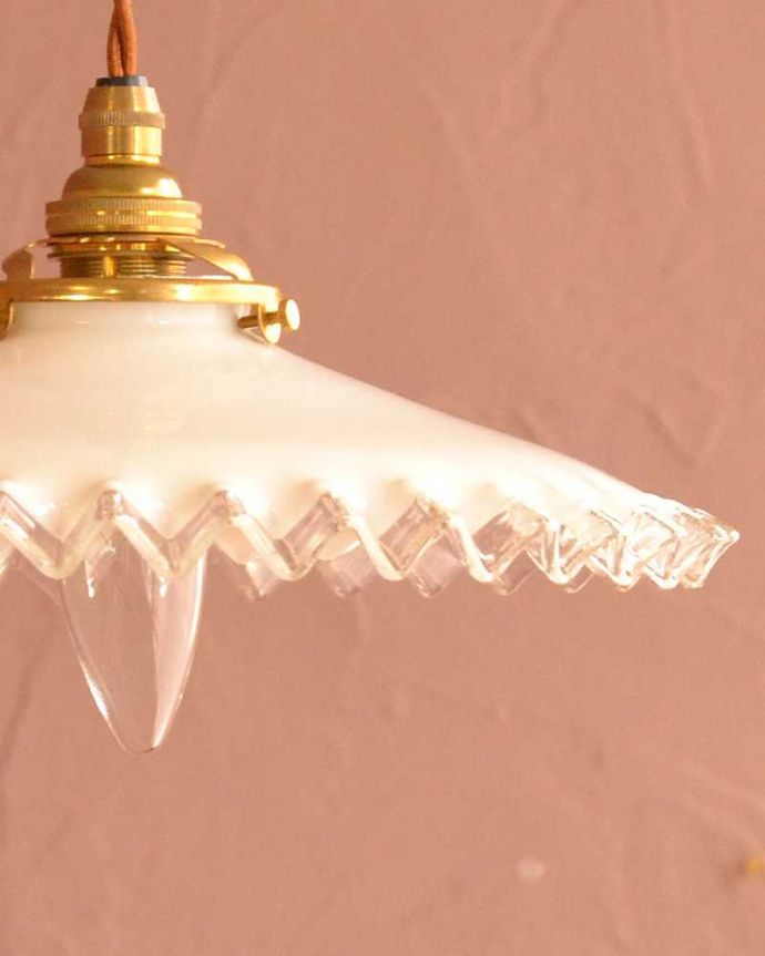 ペンダントライト　照明・ライティング　ミルクガラス照明、フリルが可愛いアンティークペンダントライト（コード・シャンデリア電球・ギャラリーA付き）。。(m-3562-z)