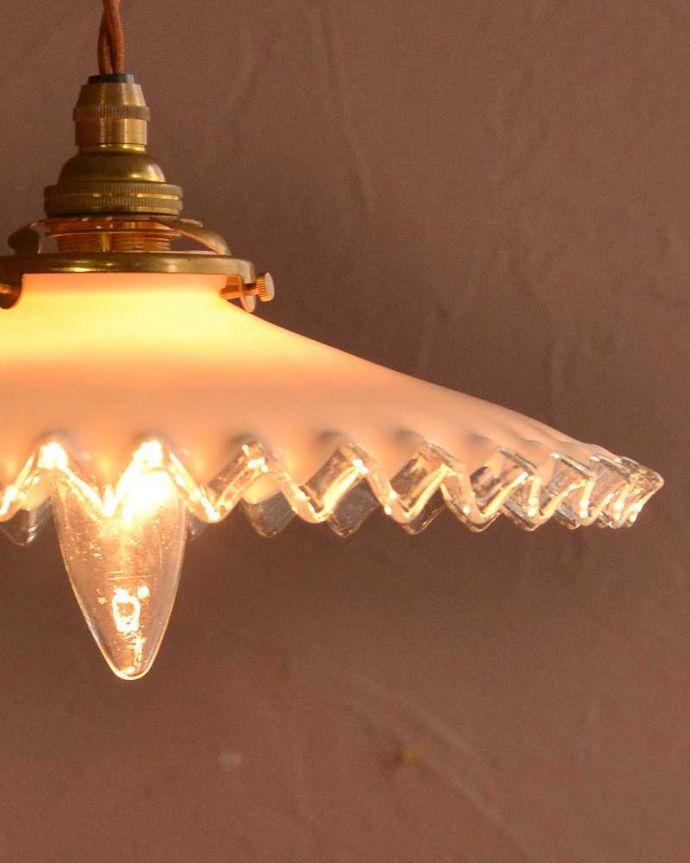 ペンダントライト　照明・ライティング　ミルクガラス照明、フリルが可愛いアンティークペンダントライト（コード・シャンデリア電球・ギャラリーA付き）。。(m-3562-z)