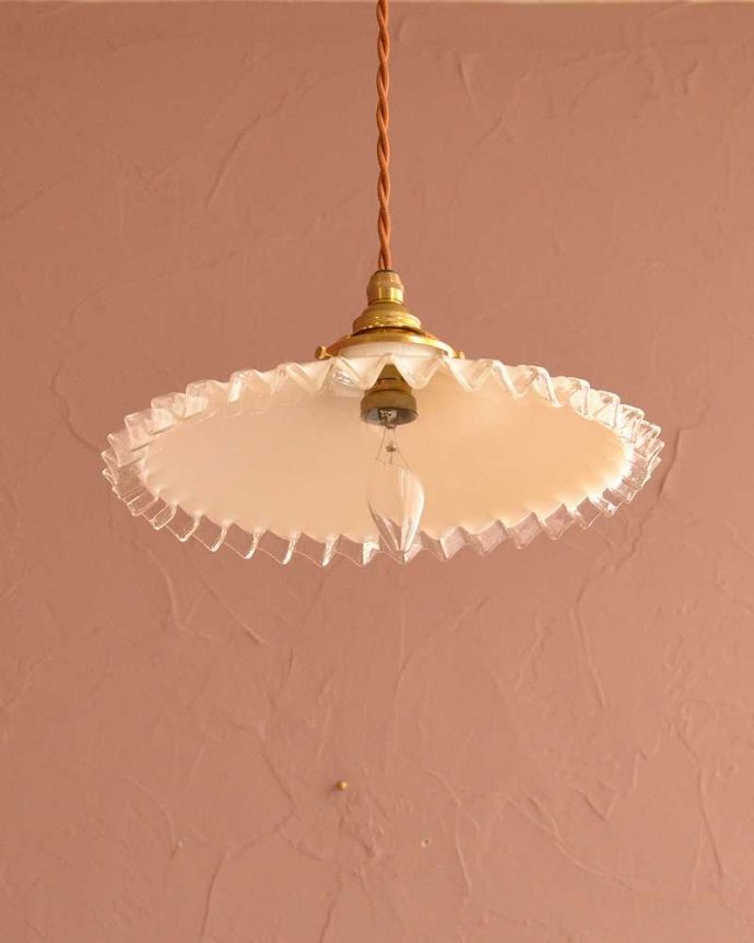 ペンダントライト　照明・ライティング　ミルクガラス照明、フリルが可愛いアンティークペンダントライト（コード・シャンデリア電球・ギャラリーA付き）。。(m-3562-z)