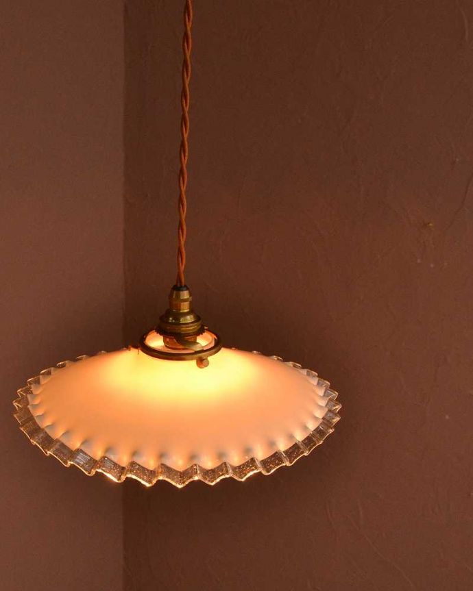 ペンダントライト　照明・ライティング　ミルクガラス照明、フリルが可愛いアンティークペンダントライト（コード・シャンデリア電球・ギャラリーA付き）。。(m-3562-z)
