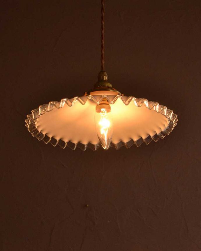 ペンダントライト　照明・ライティング　ミルクガラス照明、フリルが可愛いアンティークペンダントライト（コード・シャンデリア電球・ギャラリーA付き）。。(m-3562-z)