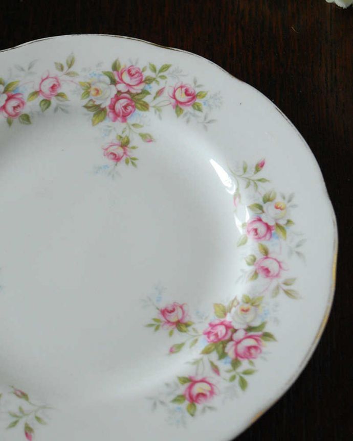 アンティーク 陶磁器の雑貨 アンティーク雑貨 ミニバラが可愛いアンティークプレート、ダッチェスのジューンブーケシリーズ。一番使いやすいサイズのパンプレート食事の時、パンを乗せるために使われるプレートは、一番使いやすく実用的な大きさ。(m-3566-z)