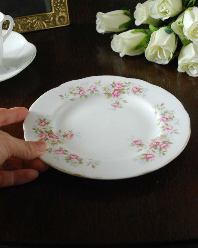 アンティーク 陶磁器の雑貨 アンティーク雑貨 ミニバラが可愛いアンティークプレート、ダッチェスのジューンブーケシリーズ。飾って使って楽しむアンティーク実用的に一番使いやすいサイズ。(m-3566-z)