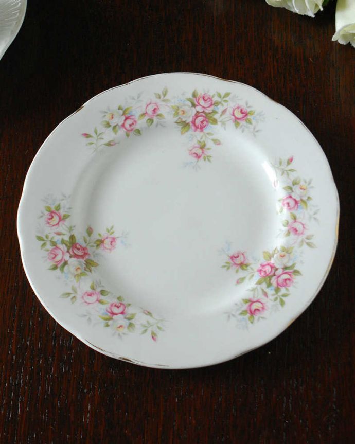 アンティーク 陶磁器の雑貨 アンティーク雑貨 ミニバラが可愛いアンティークプレート、ダッチェスのジューンブーケシリーズ。上から見るとこんな感じです状態のいいものだけを選んでいますが、アンティークなのでキズや欠けがある場合があります。(m-3566-z)