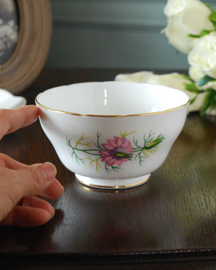 アンティーク 陶磁器の雑貨 アンティーク雑貨 ピンクのニゲラが咲いた模様が可愛い英国アンティークの陶磁器シュガーボウル。自分流の使い方で楽しんでくださいアンティークなのでキズや汚れはありますが、使えるものだけを選んできました。(m-3569-z)