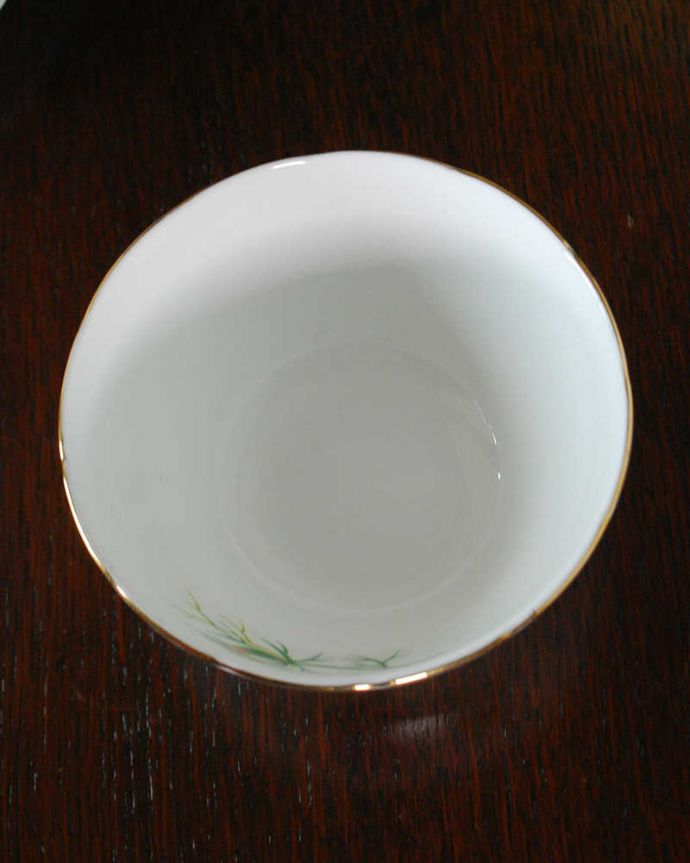 アンティーク 陶磁器の雑貨 アンティーク雑貨 ピンクのニゲラが咲いた模様が可愛い英国アンティークの陶磁器シュガーボウル。上からのぞいてみると・・・アンティークのため、多少の欠け・傷がある場合がありますが、使用上問題がないものだけを選んできたので、ご了承下さい。(m-3569-z)