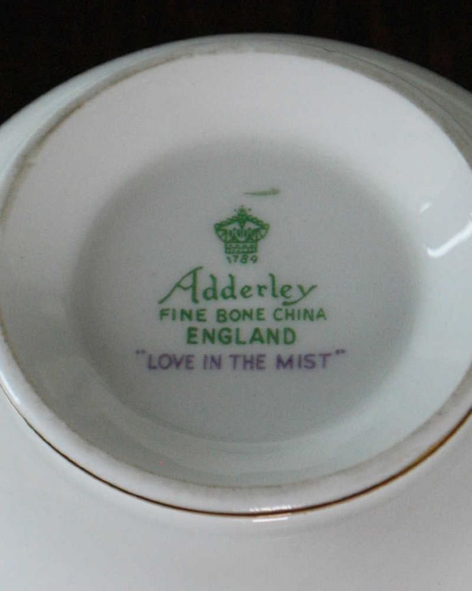 アンティーク 陶磁器の雑貨 アンティーク雑貨 ピンクのニゲラが咲いた模様が可愛い英国アンティークの陶磁器シュガーボウル。裏側のポーセリンマーク製造メーカー保証の意味がこもった窯印、ポーセリンマークがあります。(m-3569-z)