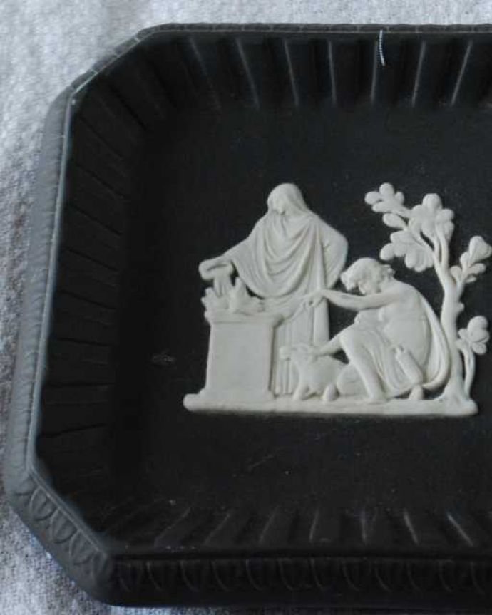 アンティーク 陶磁器の雑貨　アンティーク雑貨　アンティークウェッジウッドのジャスパーウェアのプレート（ブラック）。古代美術がモチーフになっている模様ぷっくりと浮かび上がる白い模様は、古代ギリシャ・ローマ美術の装飾をモチーフにした繊細で優雅なデザインです。(m-3570-z)