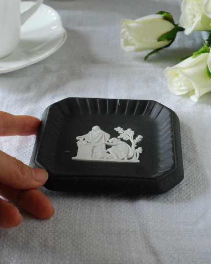 アンティーク 陶磁器の雑貨　アンティーク雑貨　アンティークウェッジウッドのジャスパーウェアのプレート（ブラック）。宝石のような美しさを追求した焼き物なんとも言えない滑らかな手触りが、ジャスパーウエアの特長。(m-3570-z)