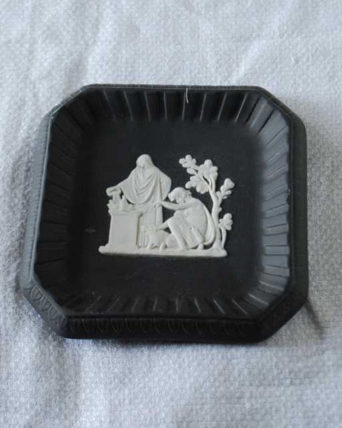 アンティーク 陶磁器の雑貨　アンティーク雑貨　アンティークウェッジウッドのジャスパーウェアのプレート（ブラック）。上から見るとこんな感じですアンティークのため、多少の欠け・傷がある場合がありますが、使用上問題はありませんので、ご了承下さい。(m-3570-z)