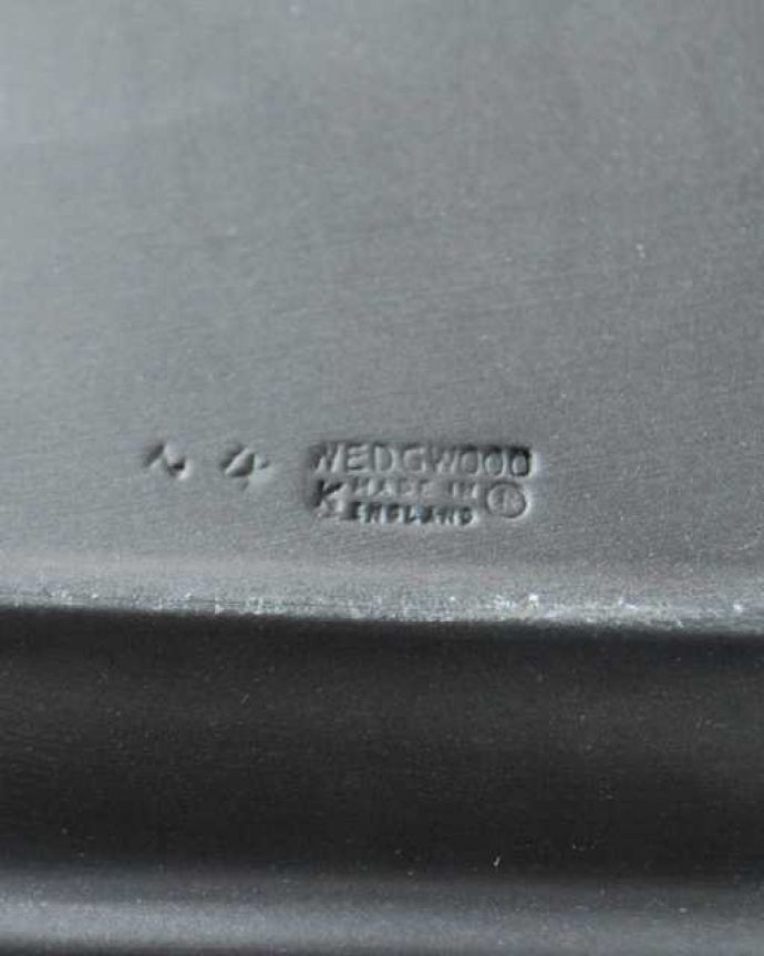 アンティーク 陶磁器の雑貨　アンティーク雑貨　アンティークウェッジウッドのジャスパーウェアのプレート（ブラック）。裏側には品質の証ひっくり返して見ると、ウェッジウッドのマークを見つけることが出来ます。(m-3570-z)