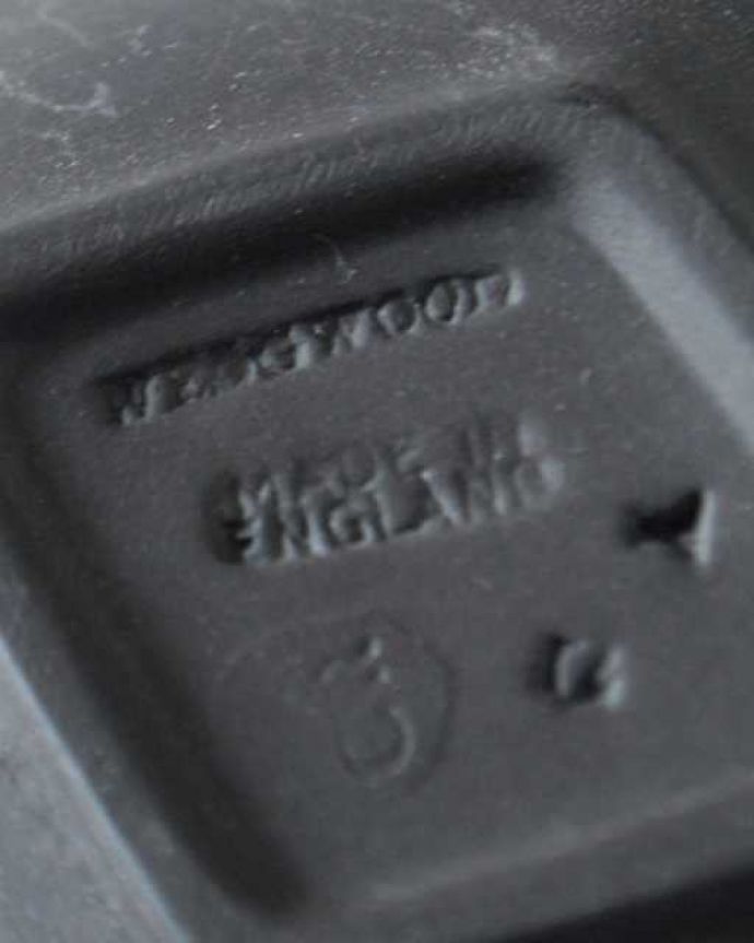 アンティーク 陶磁器の雑貨　アンティーク雑貨　アンティークウェッジウッドのジャスパーウェアのダイヤ型のプレート（ブラック）。裏側には品質の証ひっくり返して見ると、ウェッジウッドのマークを見つけることが出来ます。(m-3571-z)