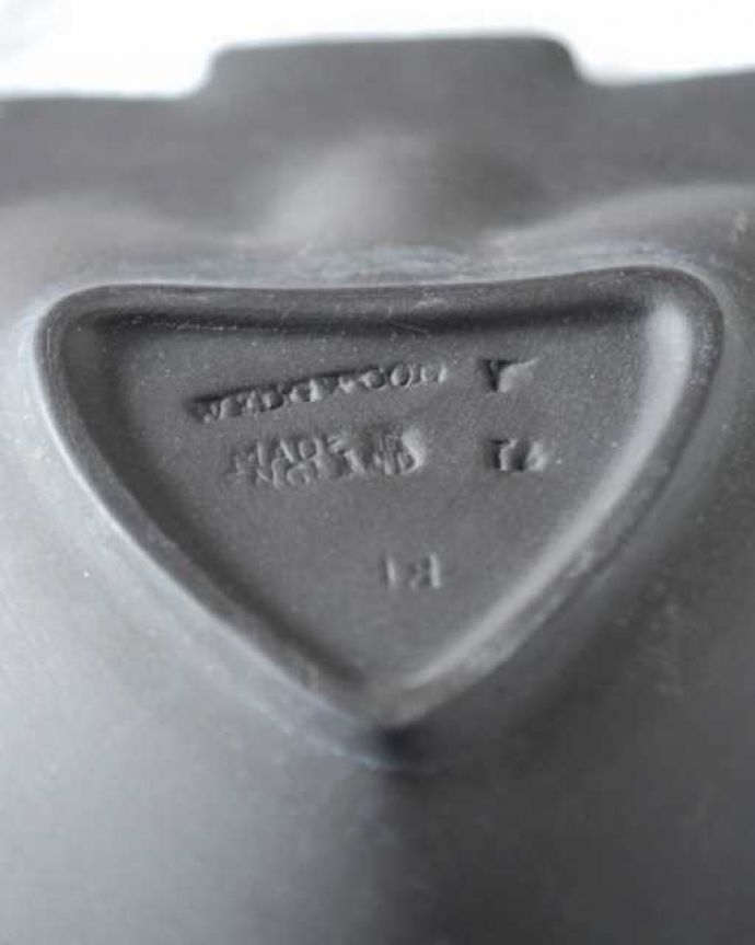 アンティーク 陶磁器の雑貨 アンティーク雑貨 アンティーク雑貨のジャスパーウェア、縁取りのレリーフも美しいブラックのプレート(スペード)。裏側には品質の証ひっくり返して見ると、ウェッジウッドのマークを見つけることが出来ます。(m-3572-z)