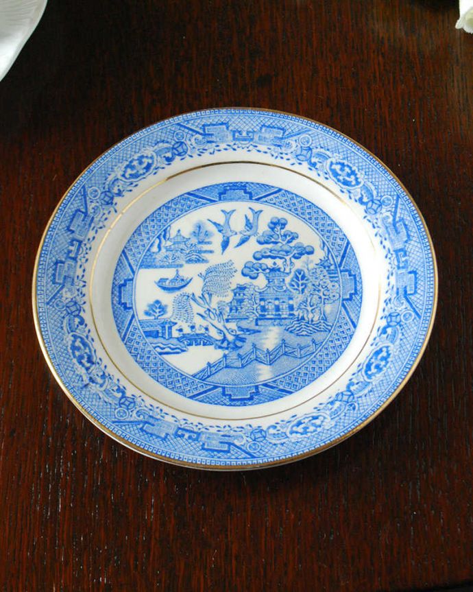 アンティーク 陶磁器の雑貨 アンティーク雑貨 英国伝統のウィローパターンが美しい、イギリスで見つけた小さなアンティークプレート。上から見るとこんな感じです状態のいいものだけを選んでいますが、アンティークなのでキズや欠けがある場合があります。(m-3579-z)