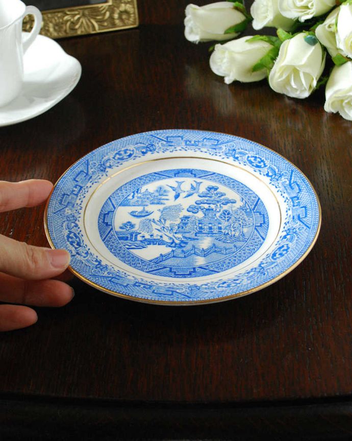 アンティーク 陶磁器の雑貨 アンティーク雑貨 英国伝統のウィローパターンが美しい、イギリスで見つけた小さなアンティークプレート。飾って使って楽しむアンティーク何個でも集めたくなっちゃう美しい柄のプレート。(m-3579-z)