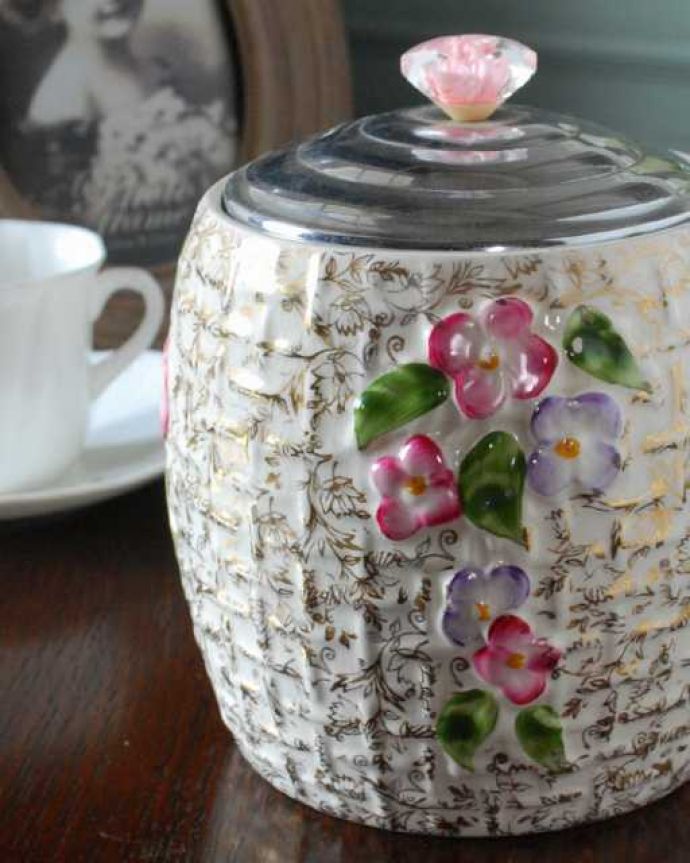 アンティーク 陶磁器の雑貨　アンティーク雑貨　お花模様が華やか、イギリスで見つけたWADE社のアンティークビスケットジャー。ビスケットを入れるために作られた器アフタヌーンティーを楽しむ国で作られたビスケットを入れておくために作られた器、ビスケットバロー。(m-3581-z)