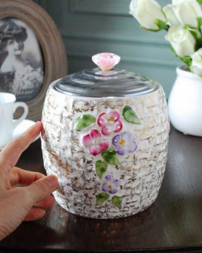 アンティーク 陶磁器の雑貨　アンティーク雑貨　お花模様が華やか、イギリスで見つけたWADE社のアンティークビスケットジャー。ふたを開ける度にワクワク･･･中には一体、どんなお菓子が入っているんだろう？昔も今も開ける度にワクワクです。(m-3581-z)