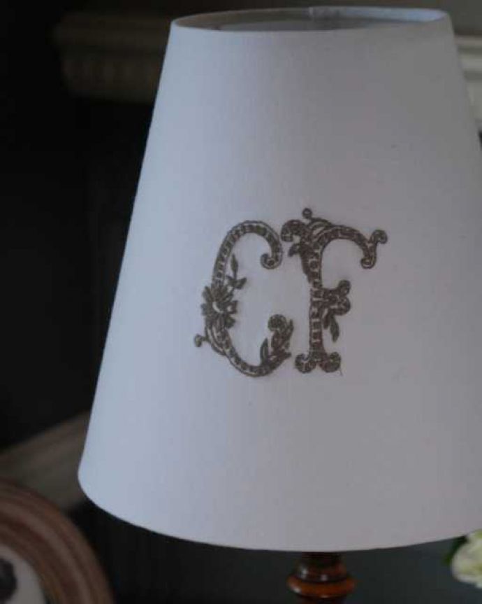 スタンドライト　照明・ライティング　英国インテリアのアンティーク照明、木製のテーブルランプ（E17シャンデリア球付）。。(m-3582-z)