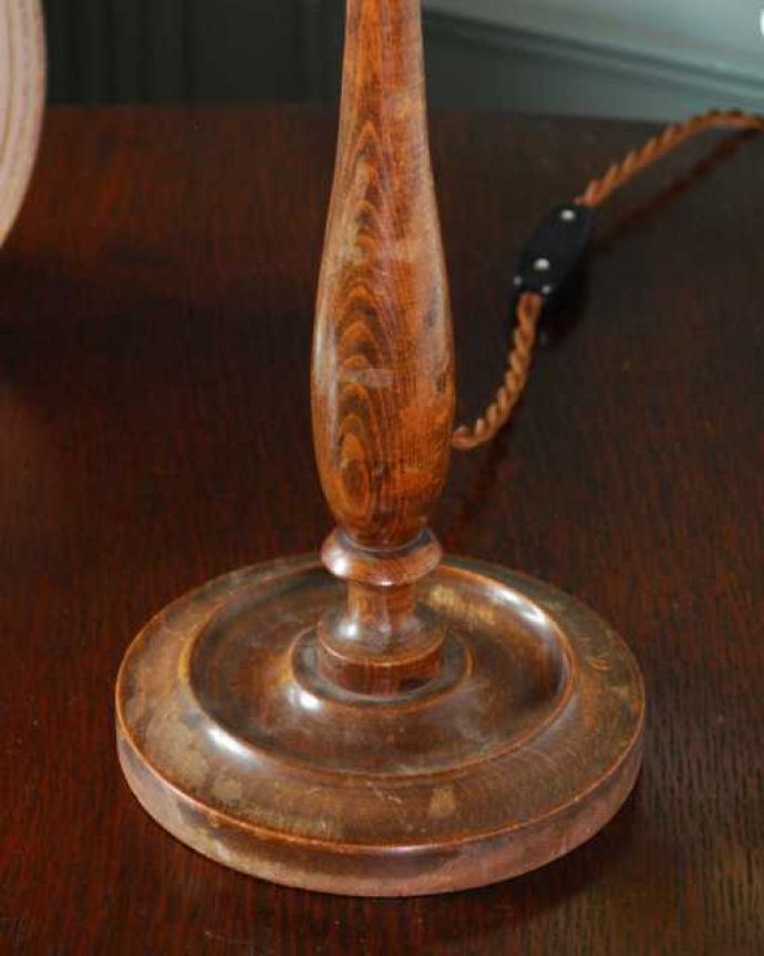 スタンドライト　照明・ライティング　英国インテリアのアンティーク照明、木製のテーブルランプ（E17シャンデリア球付）。。(m-3582-z)