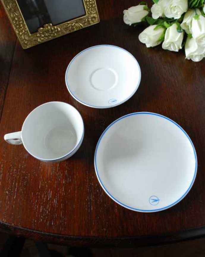 アンティーク 陶磁器の雑貨 アンティーク雑貨 英国輸入のコープランド(スポード)のアンティークカップ&ソーサートリオ。上から見るとこんな感じです状態のいいものだけを選んでいますが、アンティークなのでキズや欠けがある場合があります。(m-3590-z)